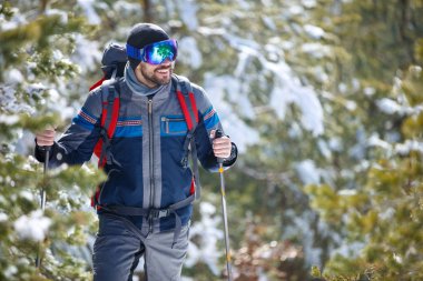 Uzun yürüyüşe çıkan kimse eylem orman içinde