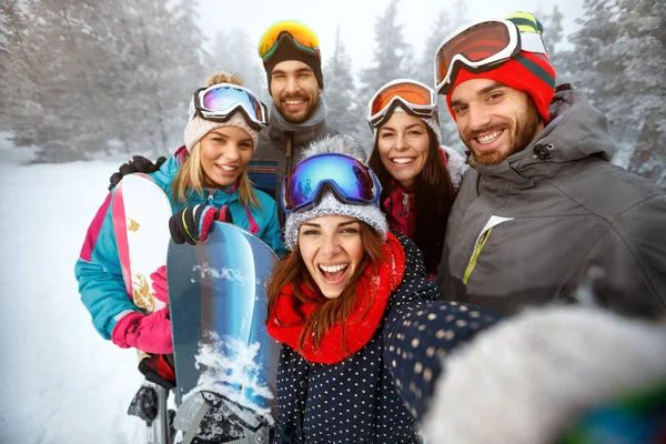Winter, Extremsport und Menschen-Konzept - Freunde haben Spaß — Stockfoto