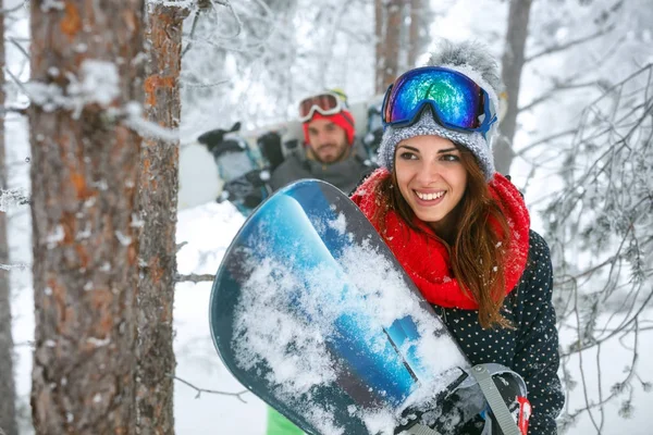 Vänner snowboardåkare har roligt i skogen vinter — Stockfoto