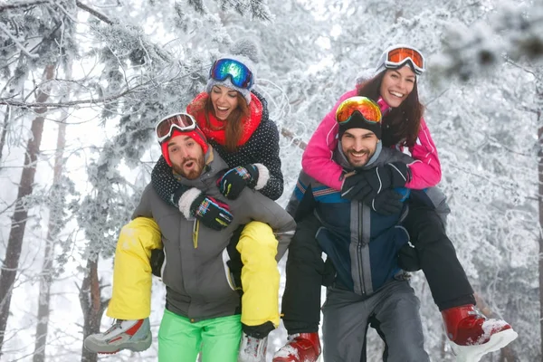 Grupp av vänner att ha kul i snön — Stockfoto