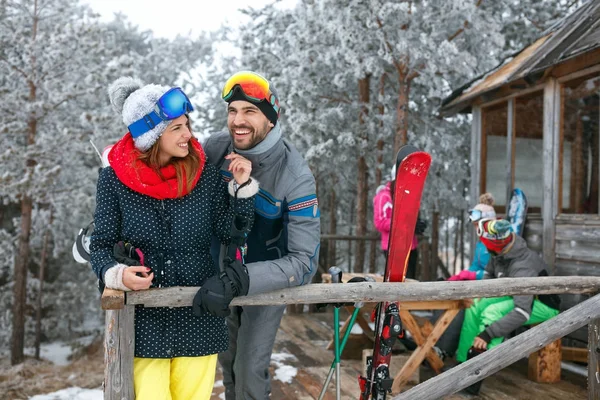 Amigos pasan las vacaciones de invierno en la casa de campo de montaña —  Fotos de Stock