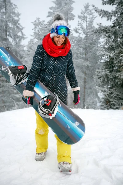 Souriant jeune fille snowboarder — Photo