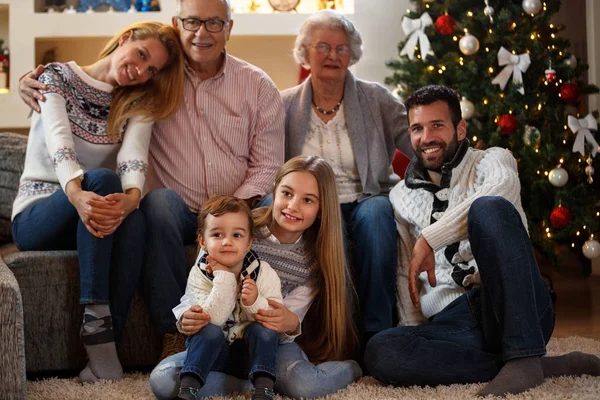 Familia en Nochebuena disfrutando juntos — Foto de Stock