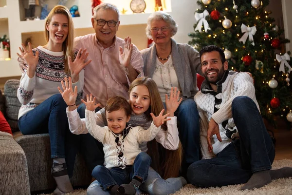 Niños con padres y abuelos celebrando la Navidad — Foto de Stock
