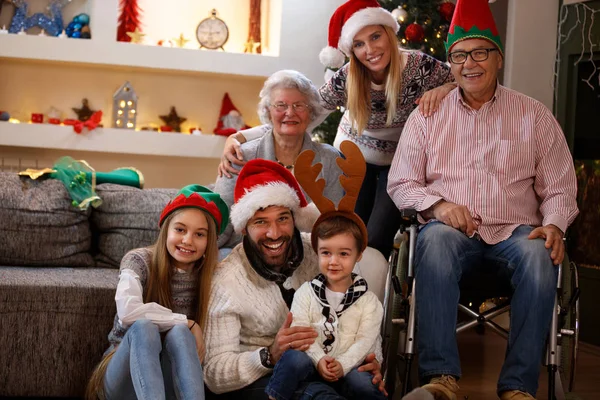 Familia feliz juntos para Navidad — Foto de Stock