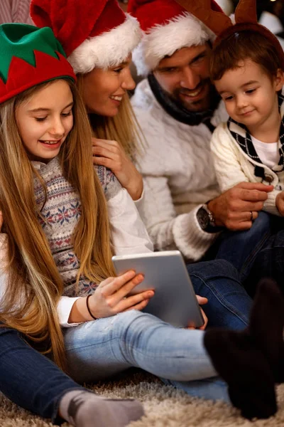 Crianças com pais olhando fotos de Natal — Fotografia de Stock