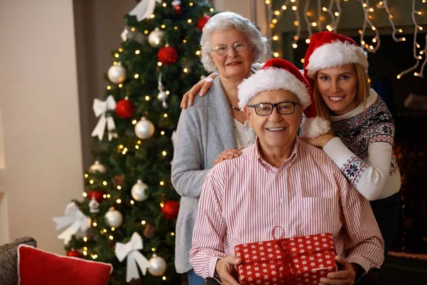 Feliz familia retrato de Navidad — Foto de Stock