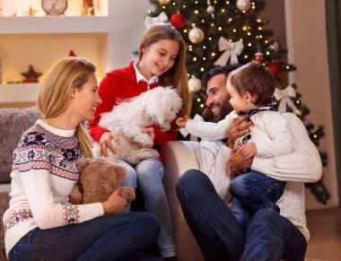 Güzel aile ile yeni köpek yavrusu Noel'de oynarken zevk