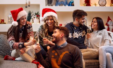 arkadaşlar tost şampanya ve Noel Kutlamaları