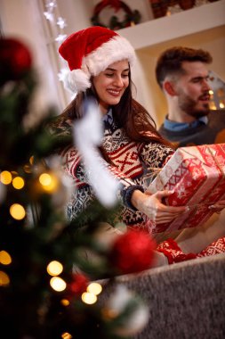 mutlu kız Noel hediyesi holding