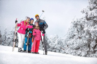 Mutlu aile selfie dağda yapma kadınla