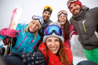 Bir grup genç selfie çekiyor.