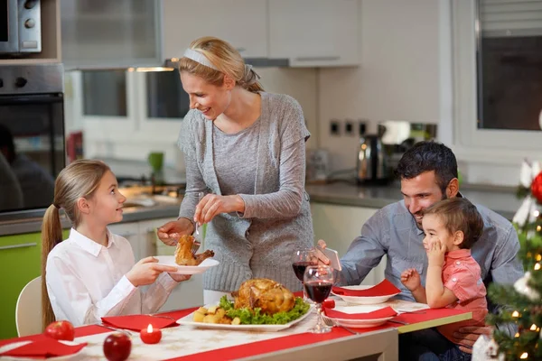 Famille appréciant le dîner de Noël — Photo