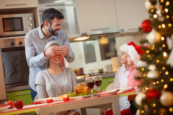 Dîner Noël Heureux Souriant Père Enfants Surprend Mère — Photo