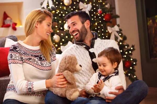 Glad ung familj ha kul på jul — Stockfoto