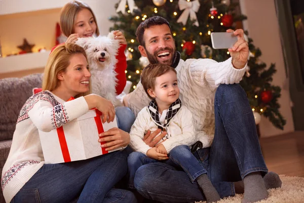 Οικογένεια λαμβάνοντας αυτοπορτρέτα με smartphone Χριστούγεννα — Φωτογραφία Αρχείου