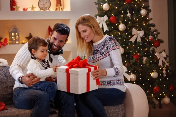 Familie genießt Weihnachtsgeschenk — Stockfoto