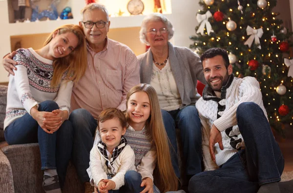 Porträt einer glücklichen Familie zu Weihnachten — Stockfoto