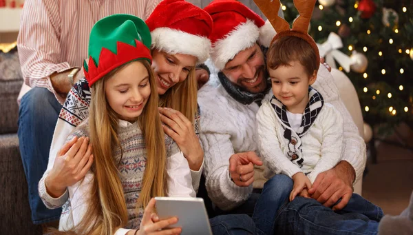 Alegre familia pasando tiempo de Navidad juntos —  Fotos de Stock