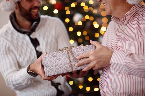 Compartir regalo en la Navidad-Padre dando regalo a su hijo — Foto de Stock