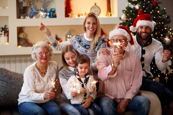 Feliz familia momentos familiares con aspersores celebrando las vacaciones de Navidad — Foto de Stock