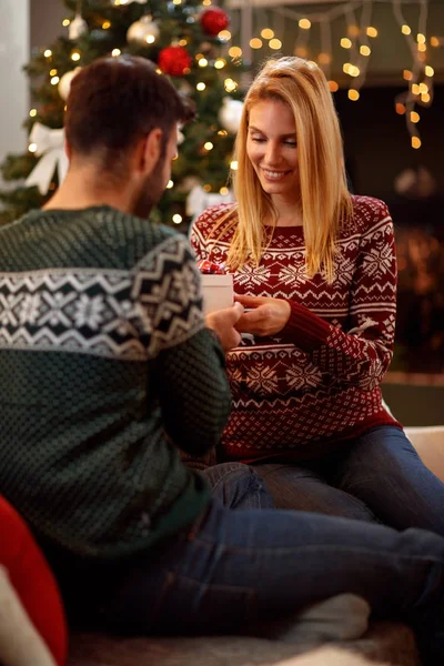 クリスマス、休日、人々 の概念-C とカップルの笑顔 — ストック写真