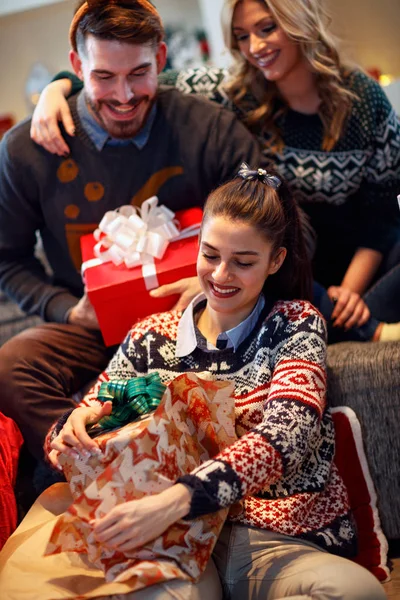 Amigos disfrutando en vacaciones de Navidad — Foto de Stock