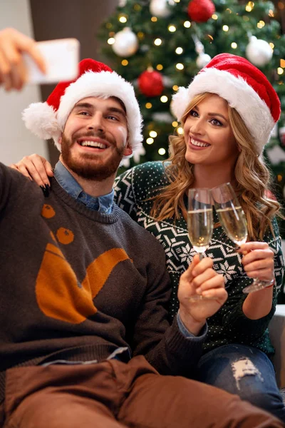 Tiempo de Navidad - pareja tomando selfie en Navidad —  Fotos de Stock