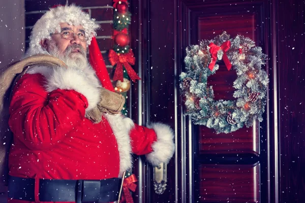 Papá Noel entrando en casa — Foto de Stock