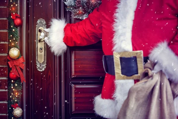 Концепция Санта-Клауса входя в дом, крупным планом — стоковое фото