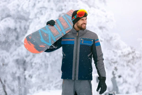 Snowboarder hält Board im Gelände — Stockfoto
