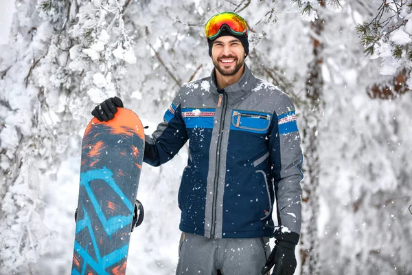 スキー用具と男性スノーボーダー — ストック写真