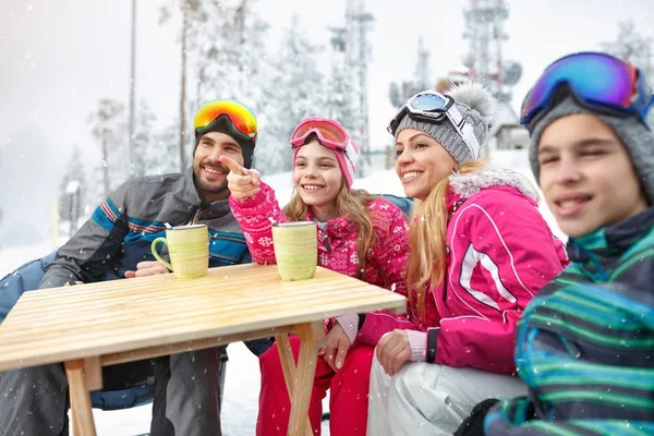 Família no esqui procurando algo à distância — Fotografia de Stock