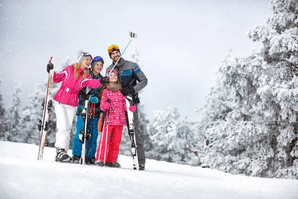 Mujer feliz con familia haciendo selfie en la montaña —  Fotos de Stock