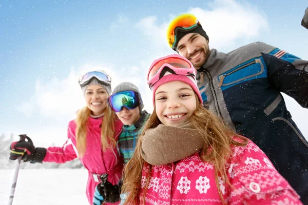 Familie gemeinsam auf Skiern — Stockfoto