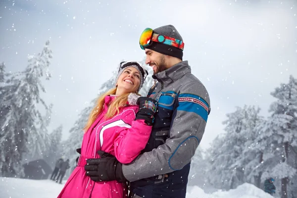 Par i kärlek på snöiga natur tillsammans — Stockfoto