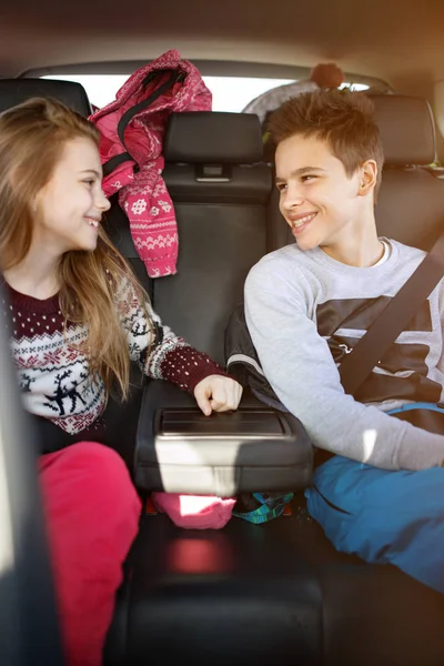 Junge und Mädchen auf Autofahrt — Stockfoto