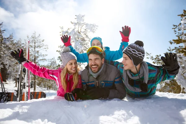 Vrolijke ouders met kinderen op sneeuw — Stockfoto