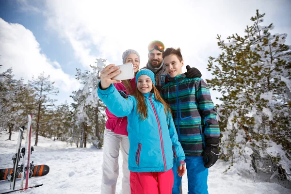 Chica con familia tomando fotos con el teléfono celular —  Fotos de Stock