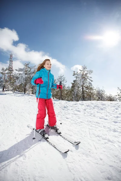 Flicka på skyarna skidåkning nedför — Stockfoto