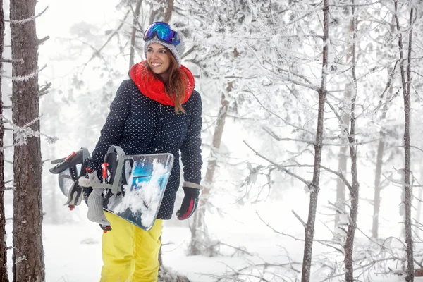 Snowboarder femenino en la naturaleza —  Fotos de Stock