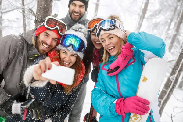Man met vrouwelijke skiër met ski-uitrusting — Stockfoto