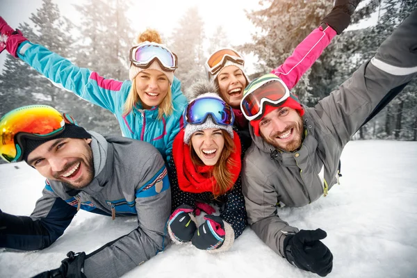Grupo de esquiadores disfrutando juntos en la nieve en la montaña —  Fotos de Stock
