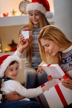 Çocuk açık Noel hediye-kutusu famile ile