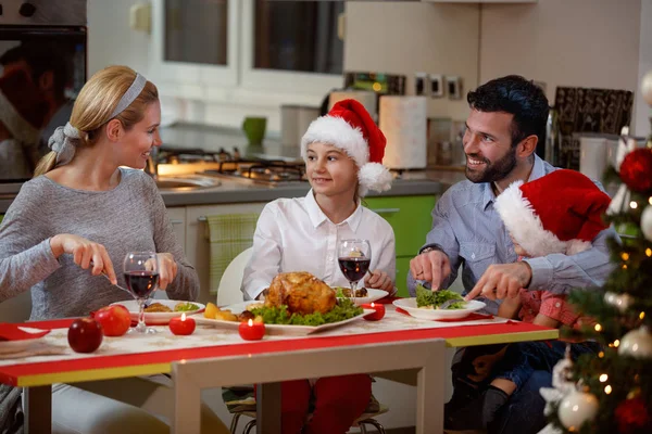 Sorrindo Família Gostando Comer Jantar Natal Tradicional Juntos — Fotografia de Stock