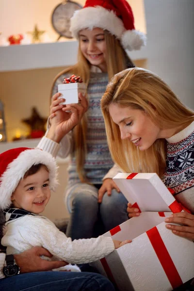Çocuk açık Noel hediye-kutusu famile ile