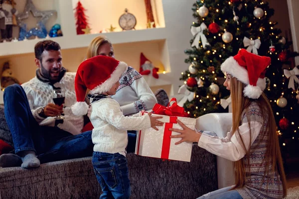 Prezenty na Boże Narodzenie - rodzina korzystających w świąteczny prezent — Zdjęcie stockowe