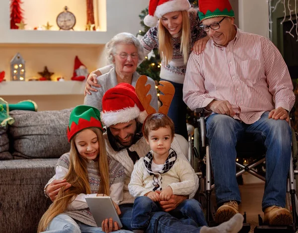 Сім'я і бабуся похилого віку святкують Різдво — стокове фото