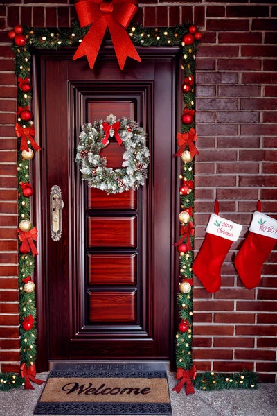 Drzwi drewniane z Boże Narodzenie wieniec — Zdjęcie stockowe