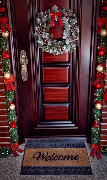 Χριστουγεννιάτικο στεφάνι με διακοσμήσεις στην πόρτα - Καλώς doormat — Φωτογραφία Αρχείου
